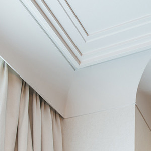 Cornisas para cortinas: solución práctica, acabado elegante